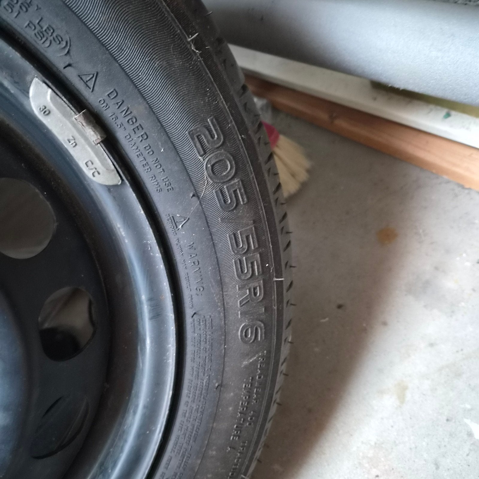 Roue de secours complète 16 pouces Michelin (Volkswagen), Enlèvement