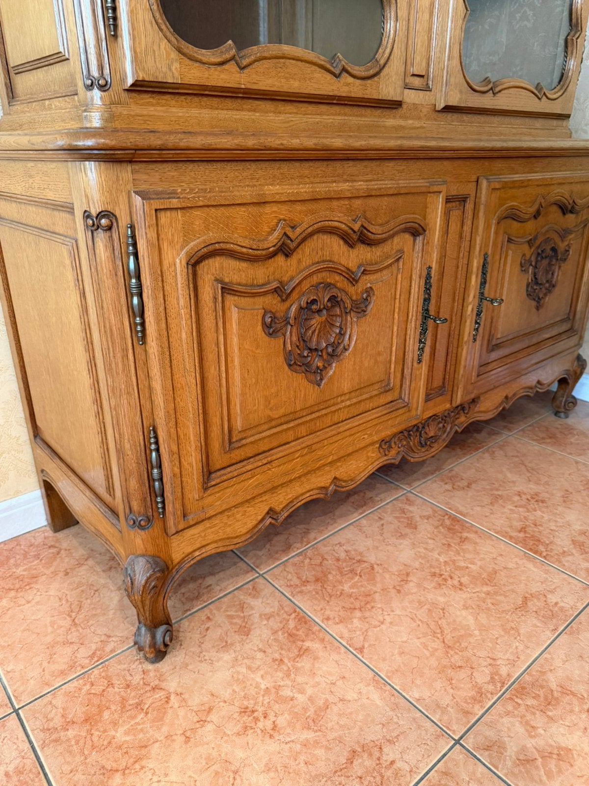 Grand buffet vaisselier en chêne sculpté style Louis XV, Ophalen