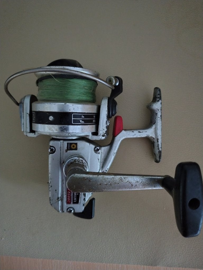 DAIWA 2500 C - MADE IN JAPAN, Enlèvement ou Envoi, Comme neuf, Moulinet