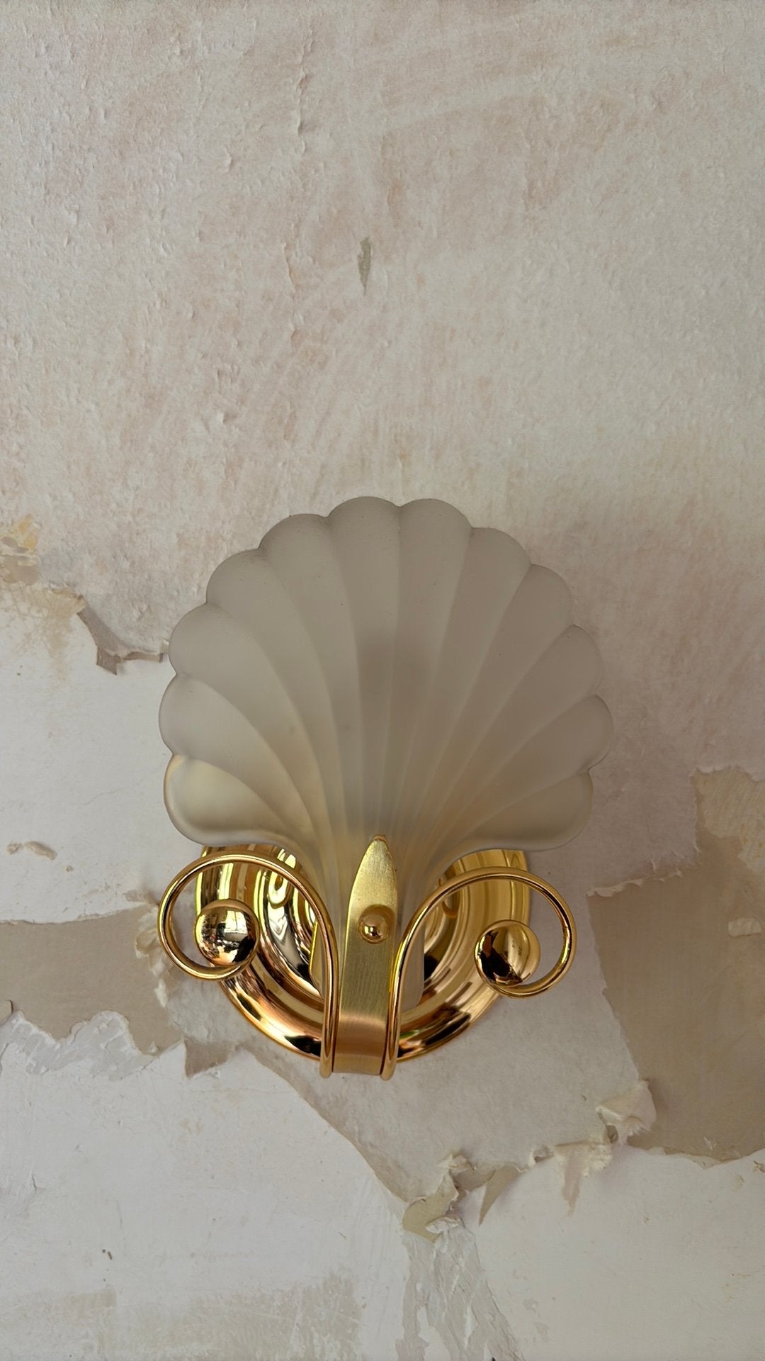 Lampes murales, Enlèvement