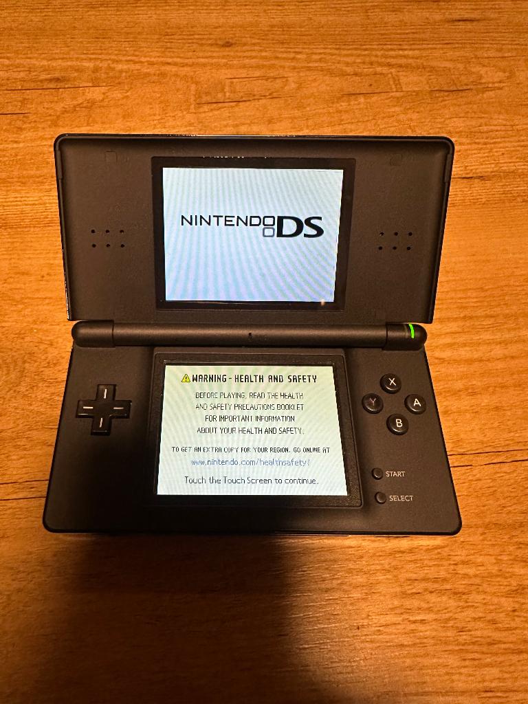 Nintendo DS Lite met accessoires, Games en Spelcomputers, Spelcomputers | Nintendo DS, Gebruikt, Verzenden, Zwart, Met beschermhoes of tas