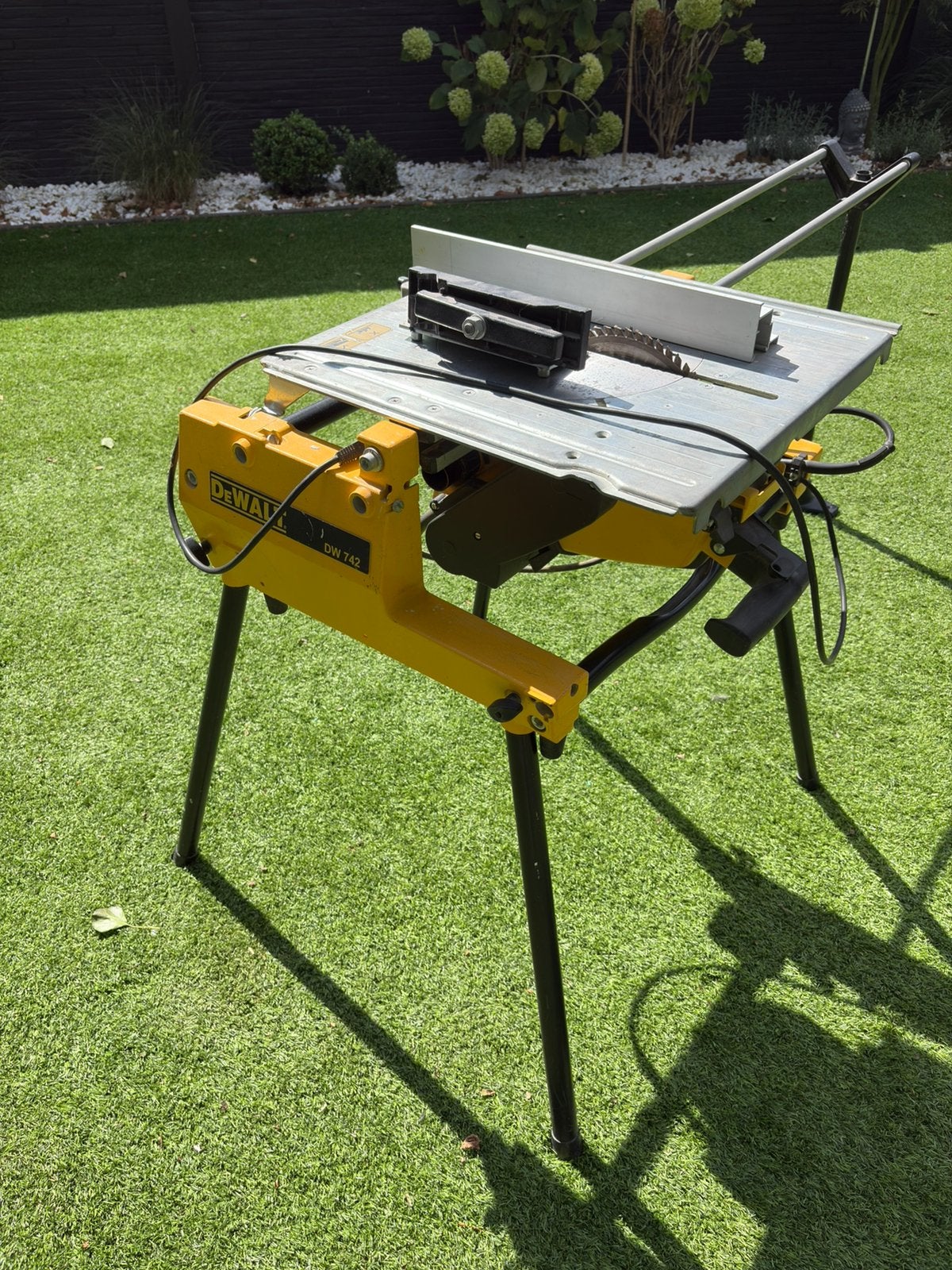 Dewalt DW742 pour tableau à feuilles mobiles, Bricolage & Construction, Outillage | Scies mécaniques, Enlèvement, Utilisé, 600 à 1200 watts