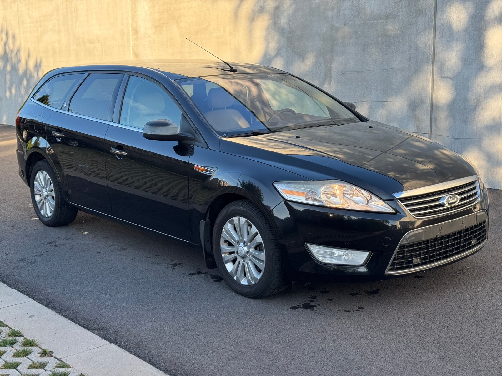 FORD MONDEO 1.8 DIESEL / GHIA UITVOERING! / GOEDE STAAT!, Auto's, Voorwielaandrijving, Beige, Mondeo, Zwart