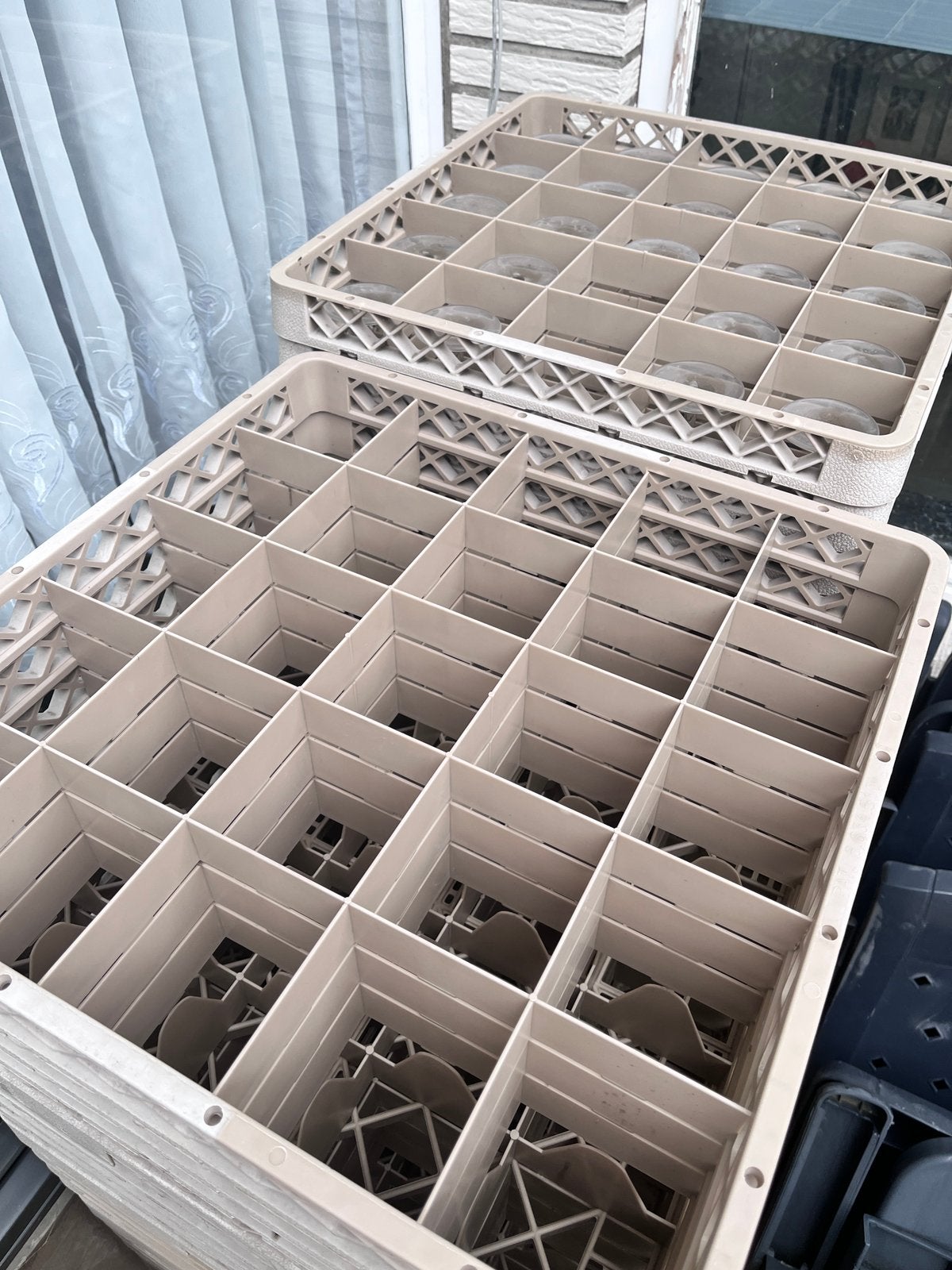 Lot +- 130 verres a vin/wijnglazen+bacs/afwasrekken proffesi, Ophalen, Gebruikt