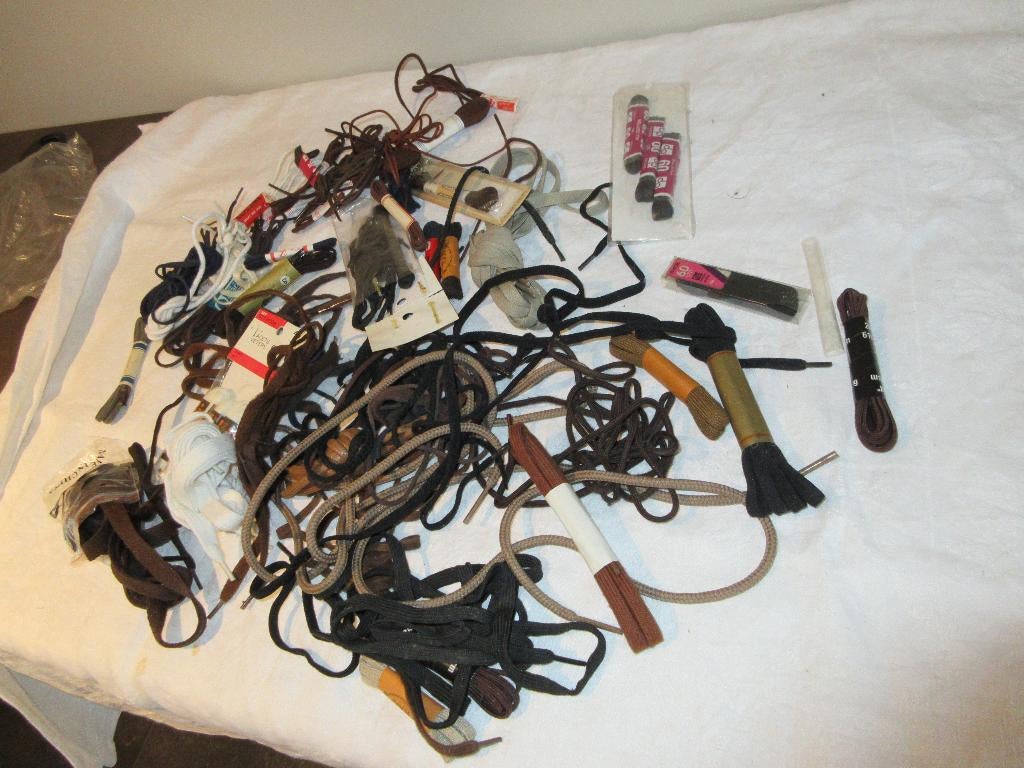 Lot de lacets pour chaussures usagées et lacets neufs, Enlèvement