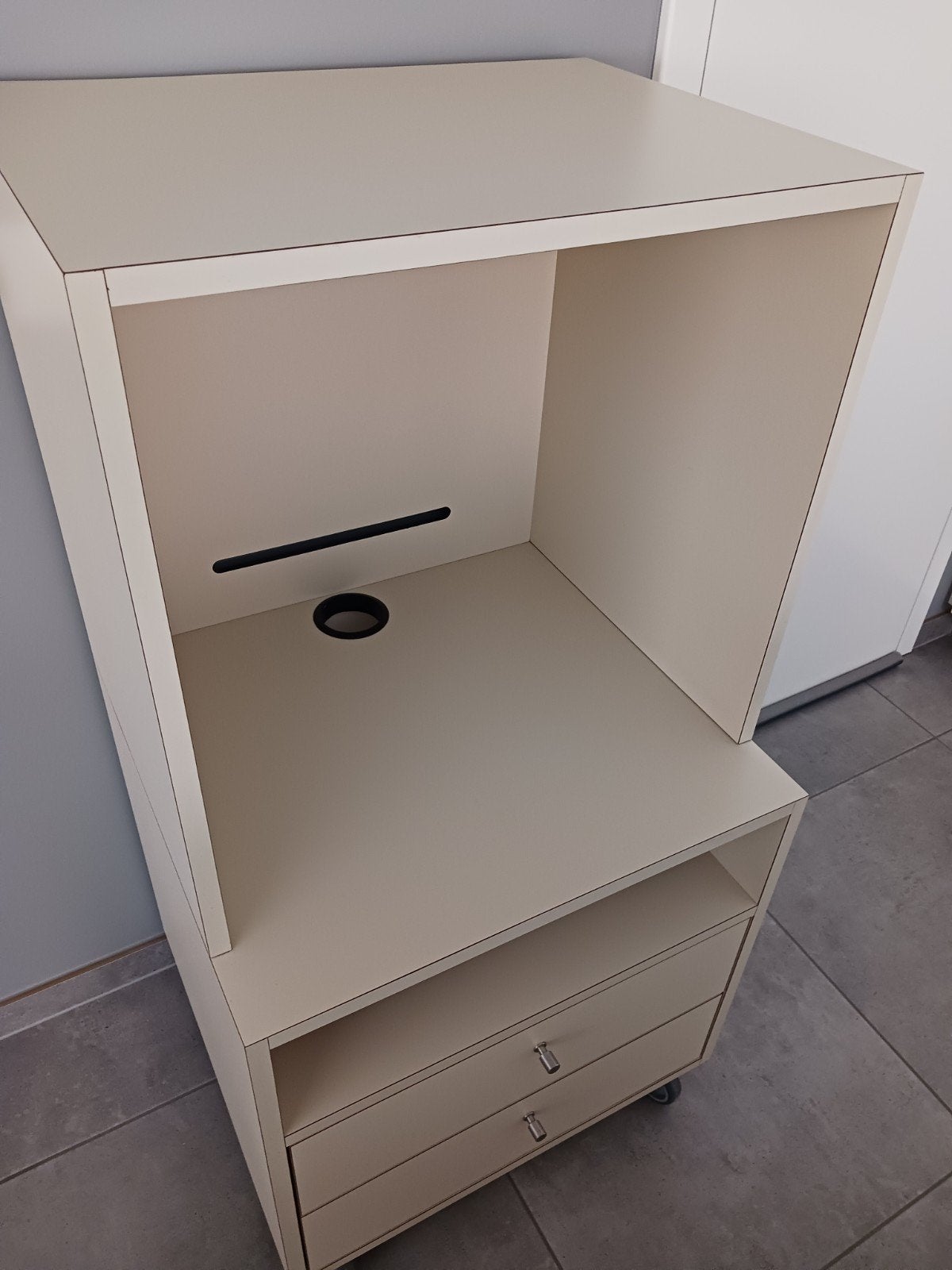 Beige kast op wielen te koop., Ophalen, Gebruikt