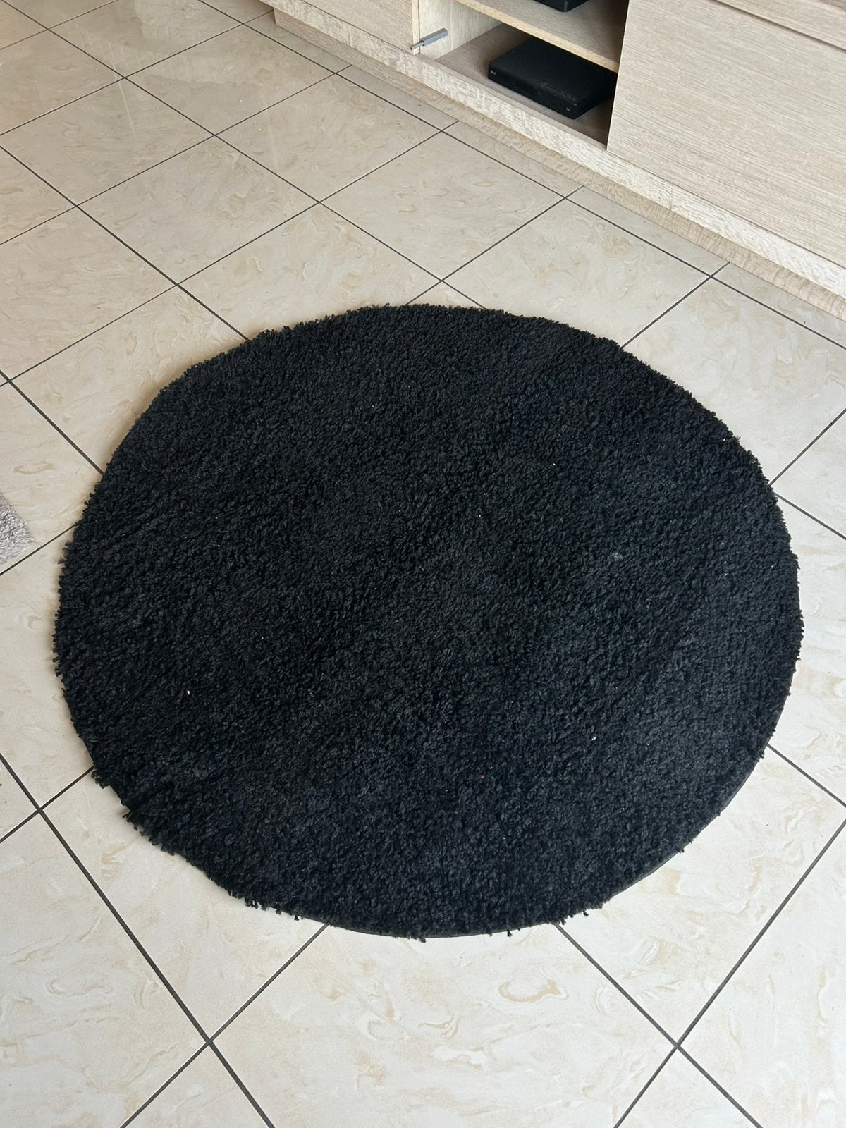 Tapis noir en excellent etat 10€ 120cm, Maison & Meubles, Moderne cozy, Moins de 5 m², Comme neuf, Enlèvement