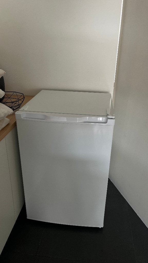 Kleine witte frigo met diepvriesvak, nooit gebruikt, Neuf, Avec compartiment congélateur, Enlèvement, 45 à 60 cm