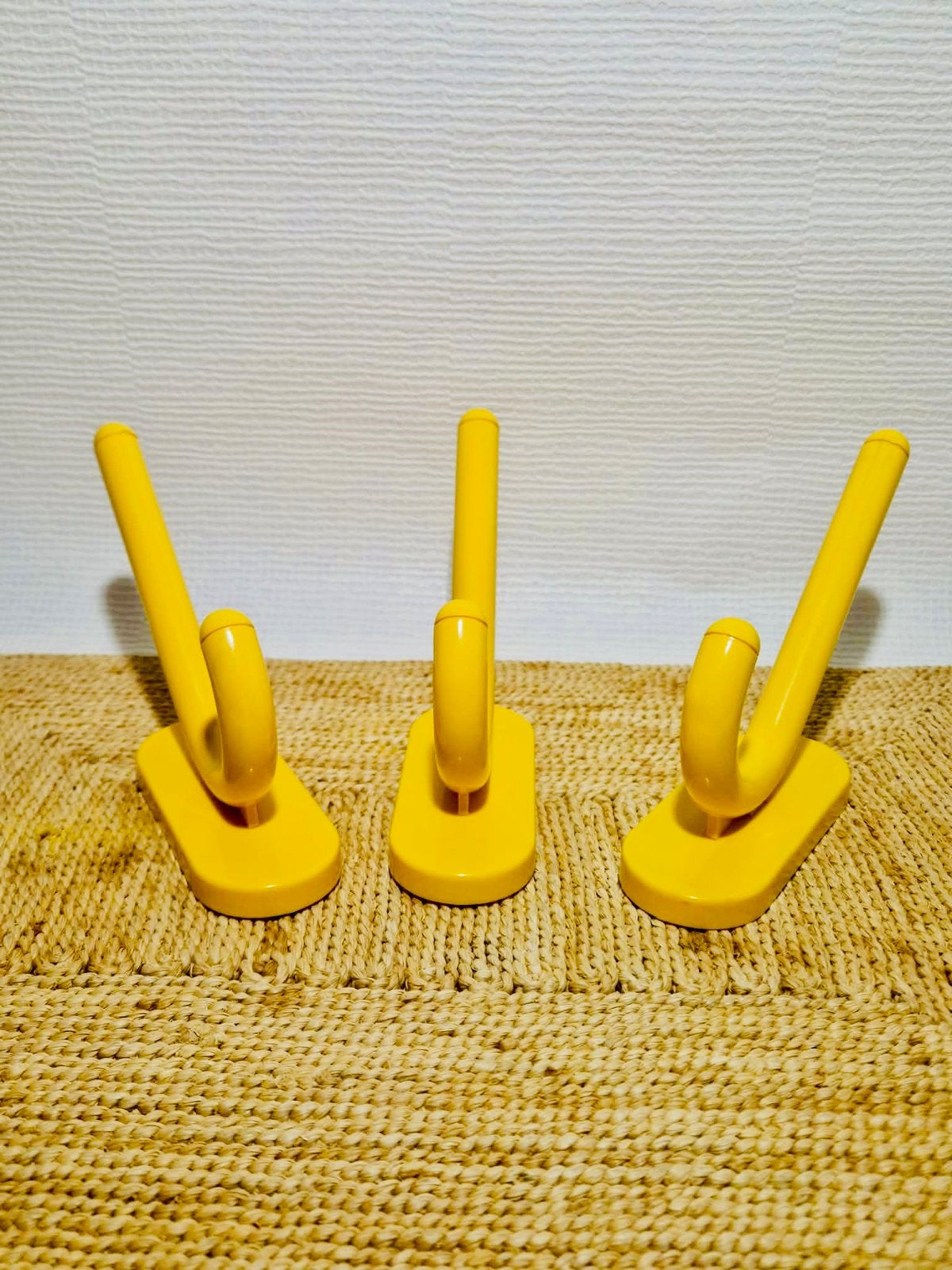 Lot de 3 porte-manteaux Con&Con jaunes années 70/80, Marqué, Jaune, Enlèvement ou Envoi, Décoration murale