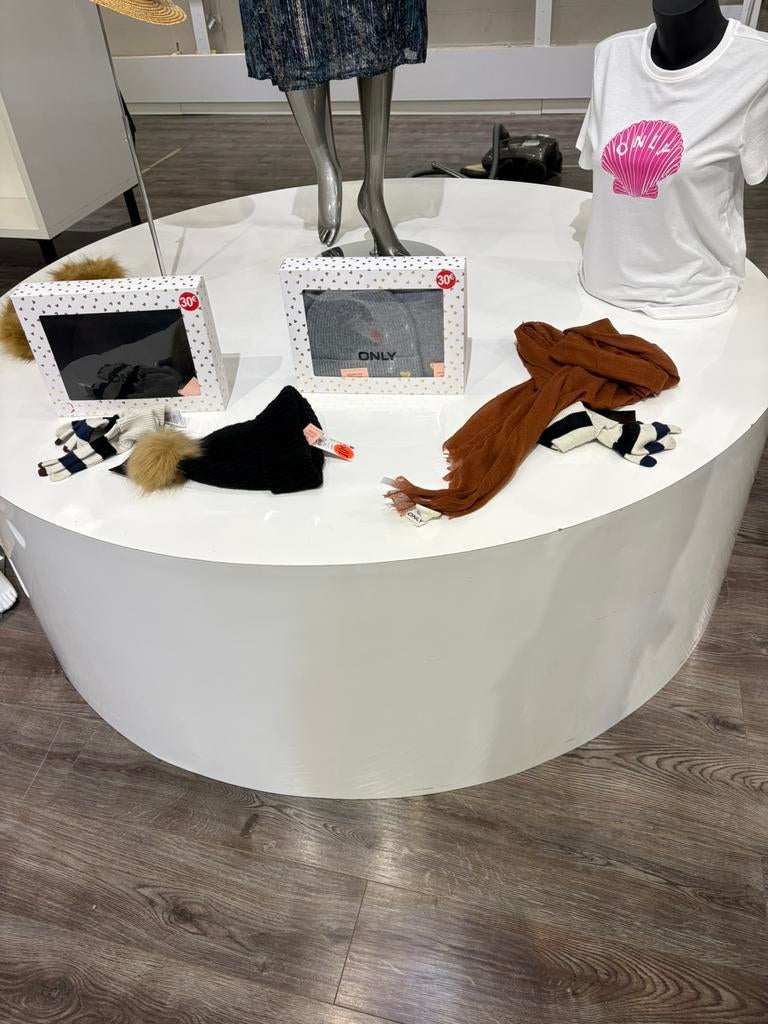 Podium rond blanc – Mobilier magasin / vitrine, Enlèvement