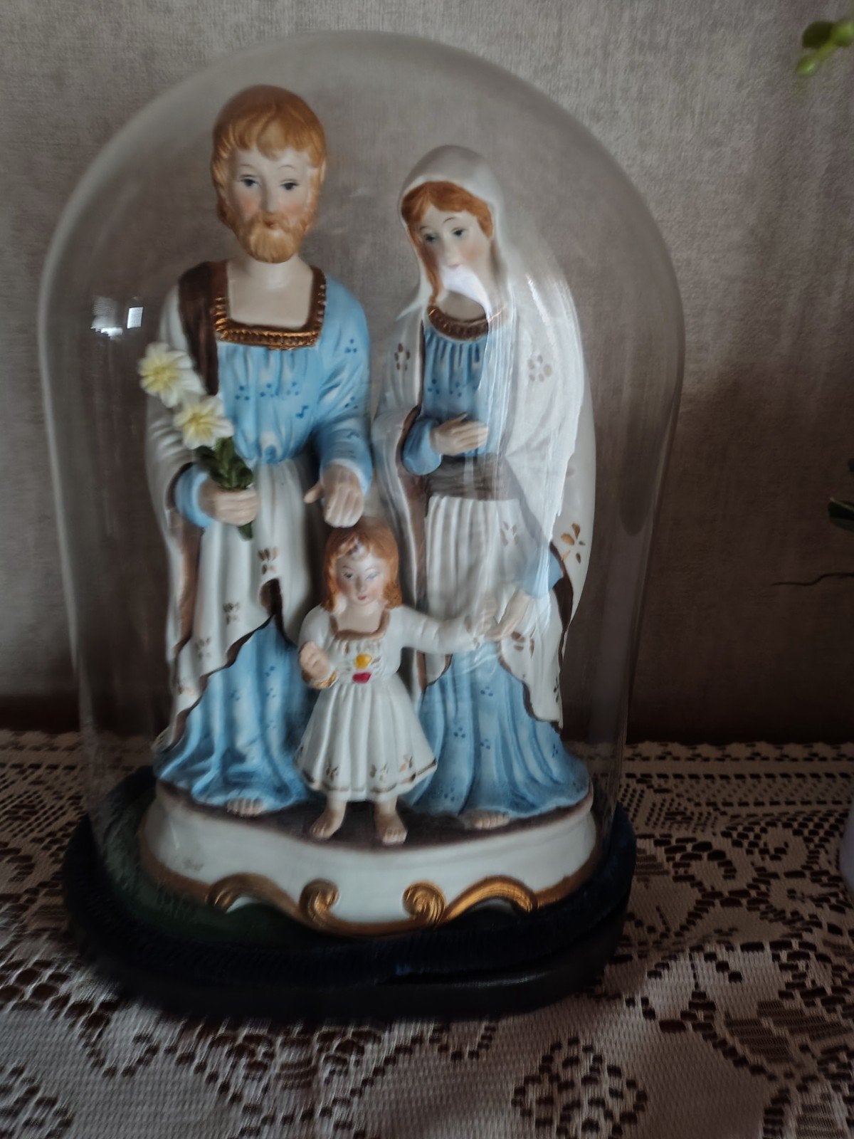 Heilige familie onder stolp, Ophalen