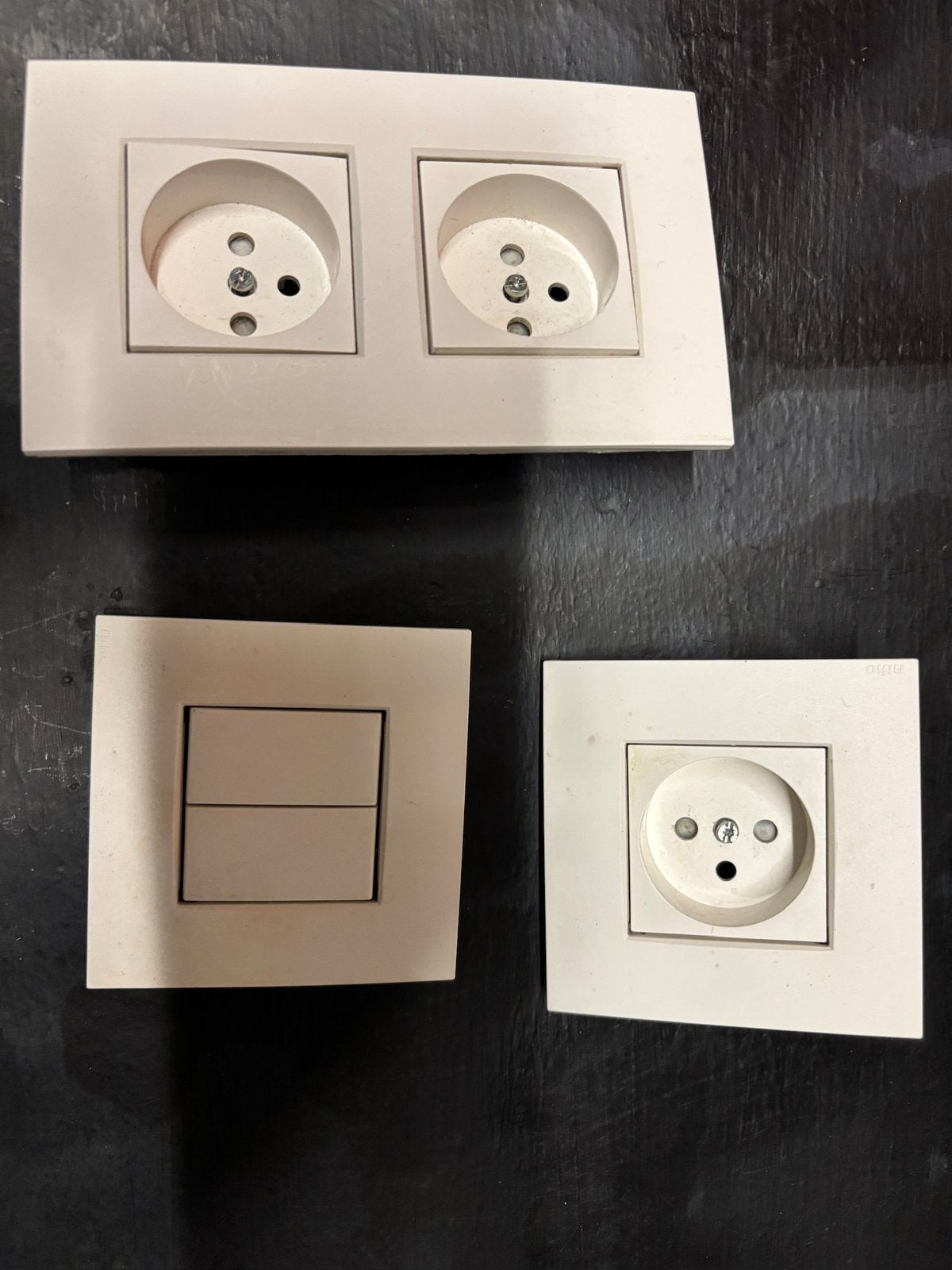 NIKO Interrupteur double - prise simple - prise double, Bricolage & Construction, Électricité & Câbles, Enlèvement ou Envoi, Comme neuf