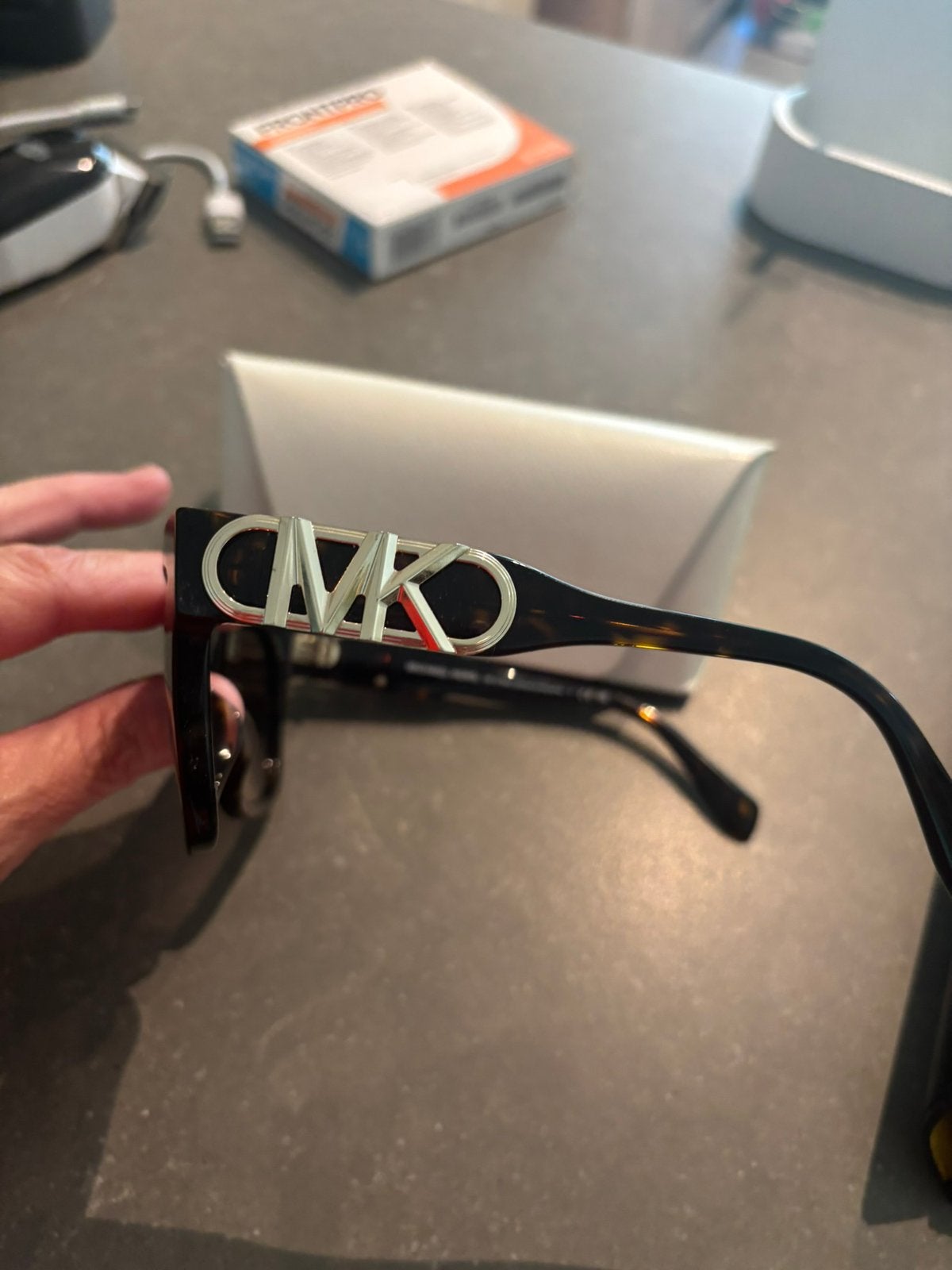 Lunettes de soleil Michael Kors noires originales, Bijoux, Sacs & Beauté, Lunettes de Soleil & Lunettes | Femmes, Autres marques