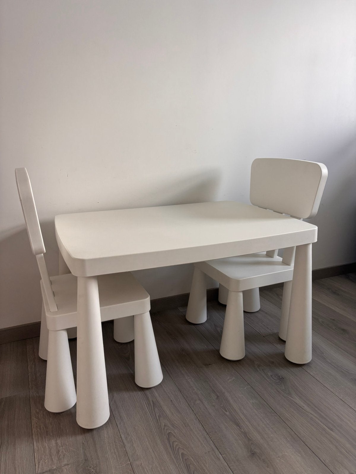 Table pour enfants + 2 chaises Ikea, Enfants & Bébés, Enlèvement, Comme neuf, Chaise(s)