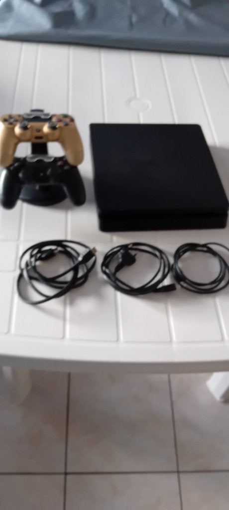 PS4  PEUX SERVI !!   AVEC JEUX  et deux manettes, Consoles de jeu & Jeux vidéo, Online, 2 joueurs, À partir de 12 ans, Comme neuf