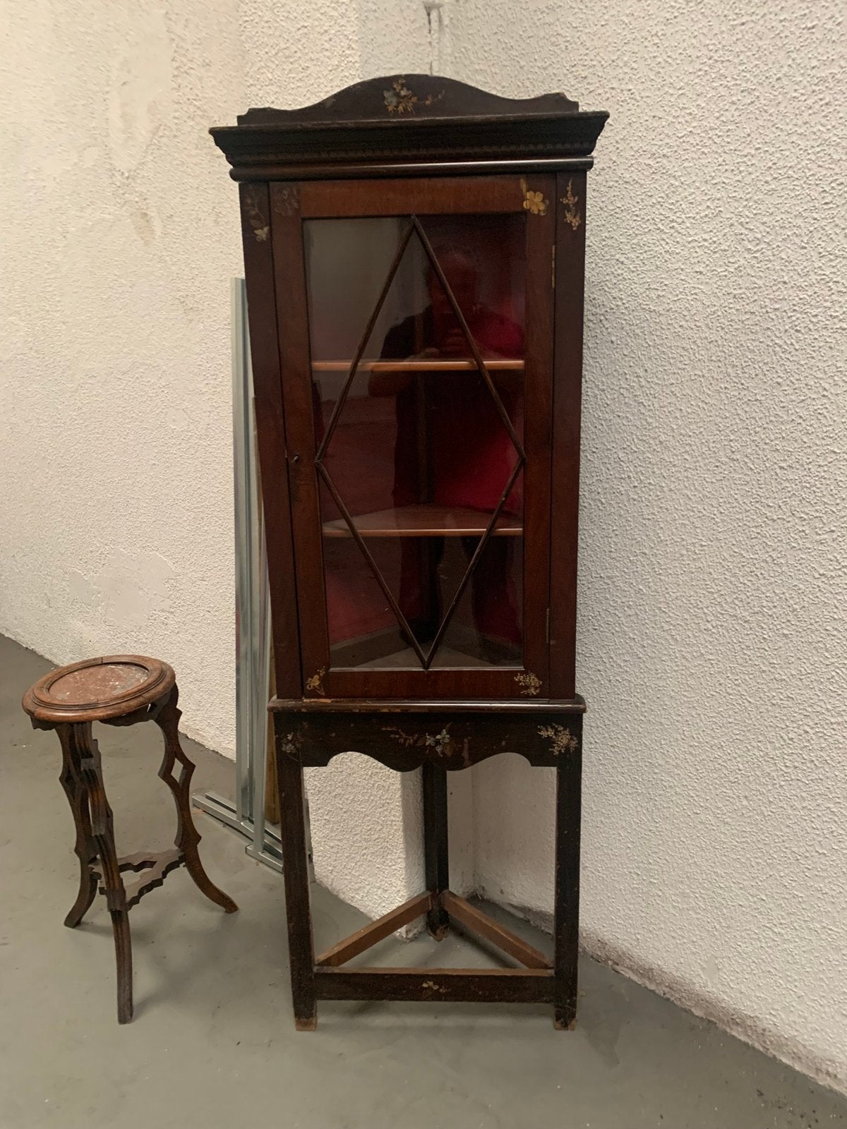 Antieke houten hoekkast / vitrine met beschildering., Huis en Inrichting, Kasten | Vitrinekasten, Ophalen, Zo goed als nieuw