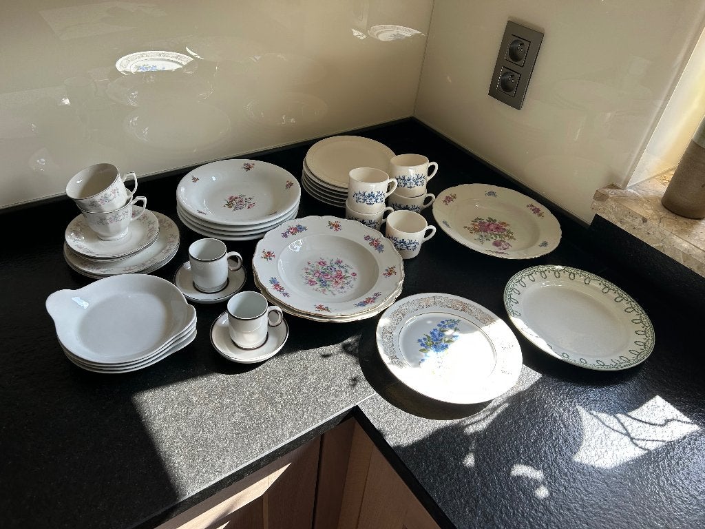 Verschillende porseleinen borden en tassen, Huis en Inrichting, Keuken | Servies, Ophalen, Gebruikt, Bord(en)