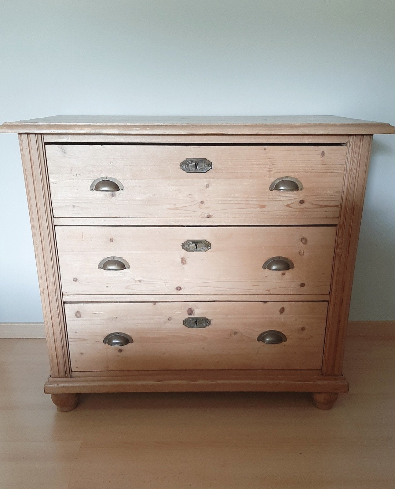 Oude brocante ladekast, Ophalen