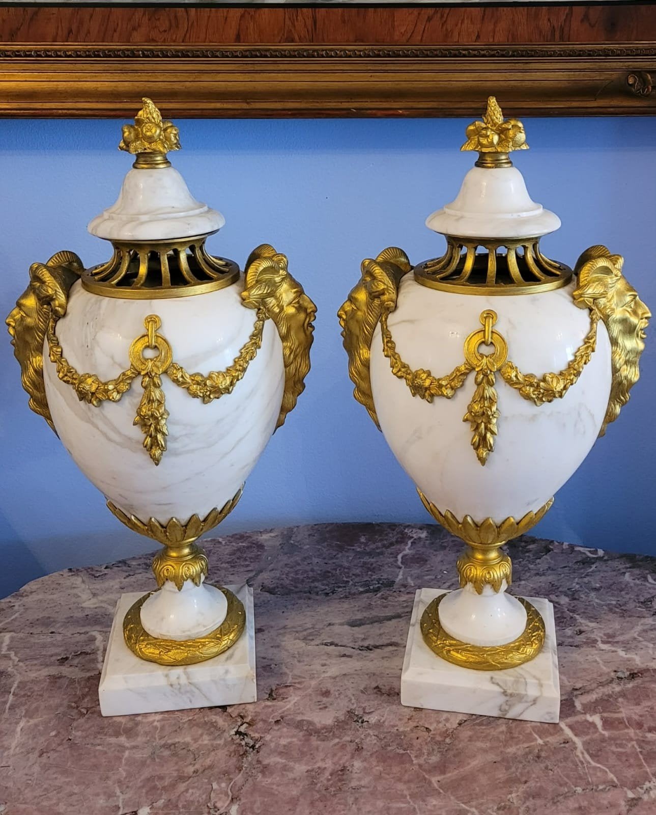 Paire de cassolettes en marbre blanc de style Louis XVI, Antiquités & Art, Enlèvement