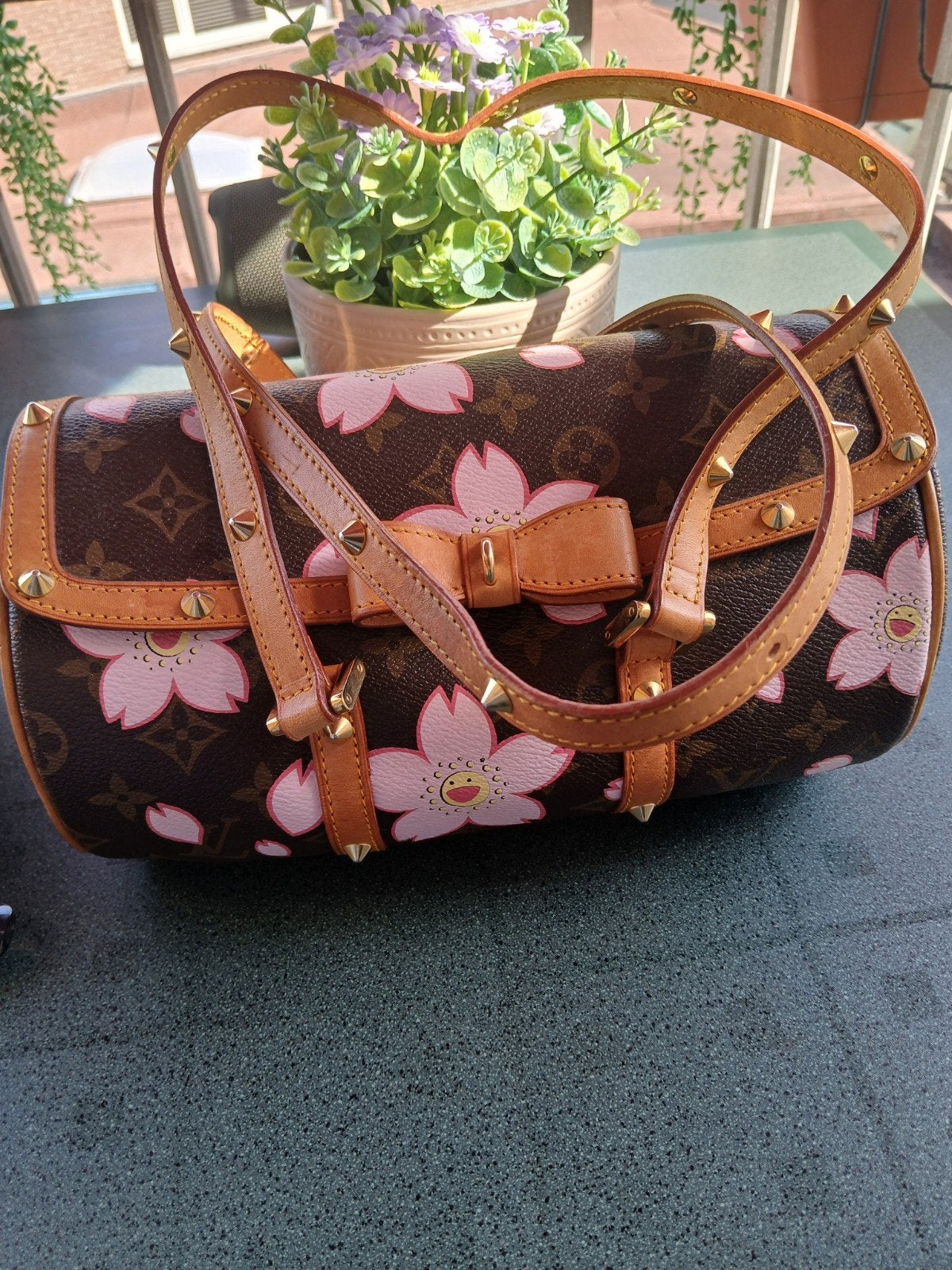 Louis Vuitton Takashi Murakami en fleurs, Enlèvement