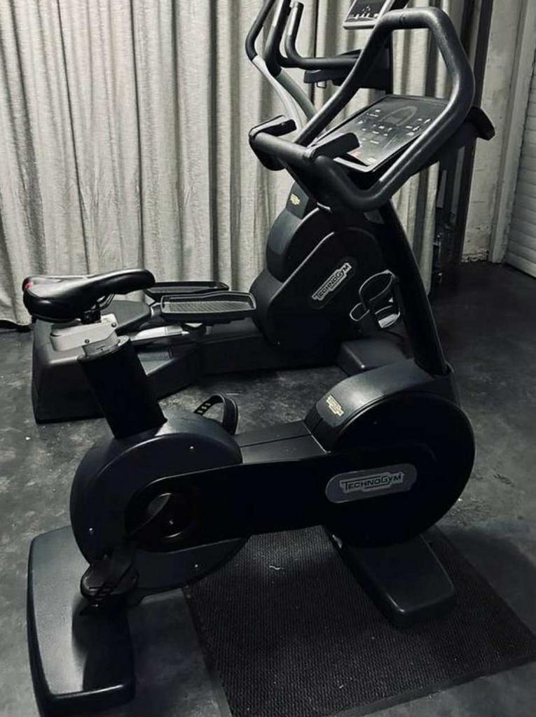 TECHNOGYM UPRIGHT BIKE RECUMBURENT CROSSTRAINER, Enlèvement ou Envoi
