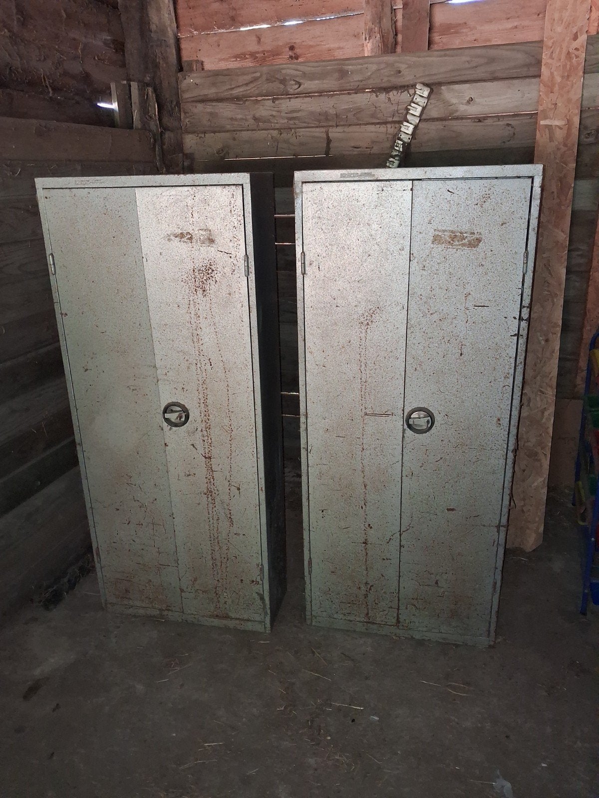 2 metalen kasten.met schapjes en vakjes, Ophalen, Gebruikt