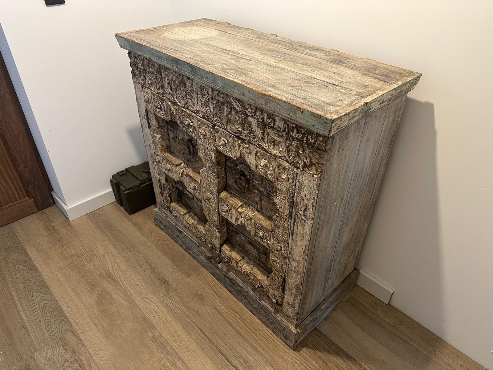 houten kast met bijzonder handgesneden front, Huis en Inrichting, Ophalen, Zo goed als nieuw