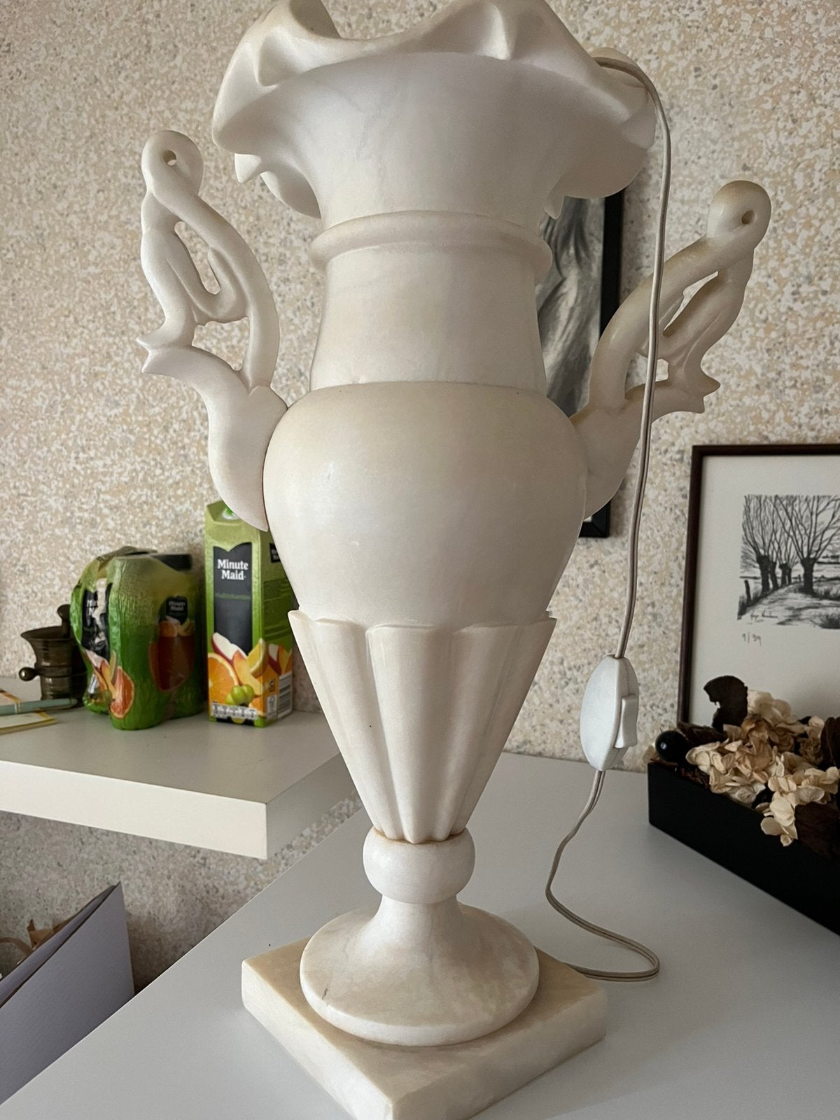 Witte marmeren lampadere, Ophalen