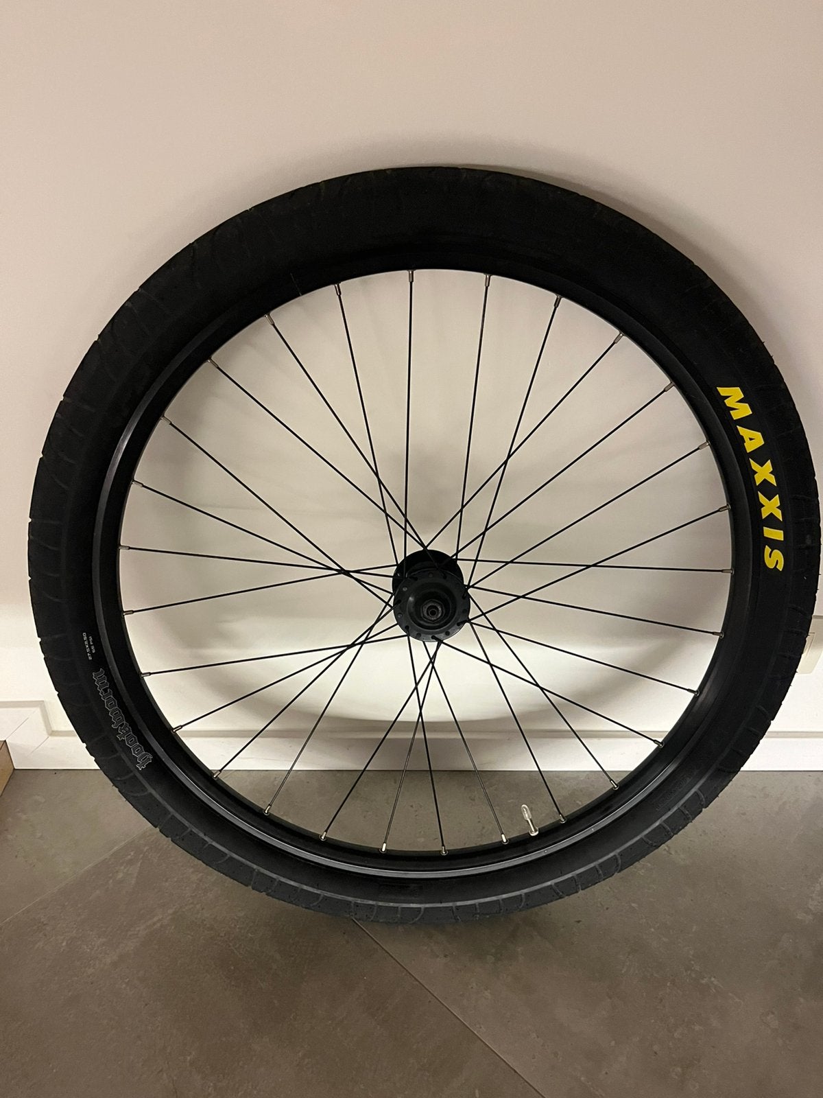 mtb voorwiel met maxxis hookworm band 27,5, Vélos & Vélomoteurs, Vélos Pièces, Caoutchouc, Pneu, BMX, Comme neuf