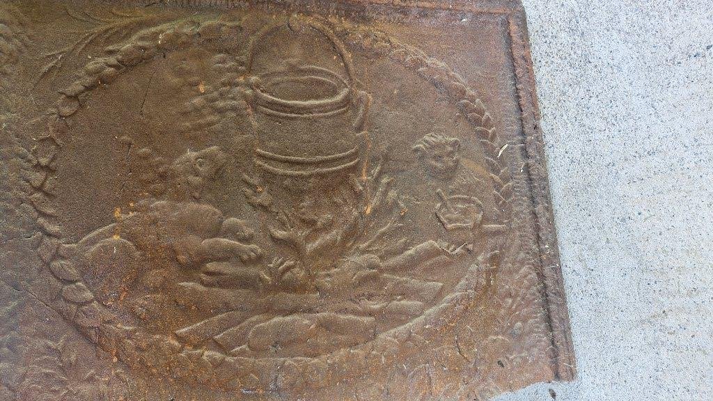 Grande taque de cheminée en fonte au décor de chien et chat, Enlèvement, Utilisé, Cheminée au bois