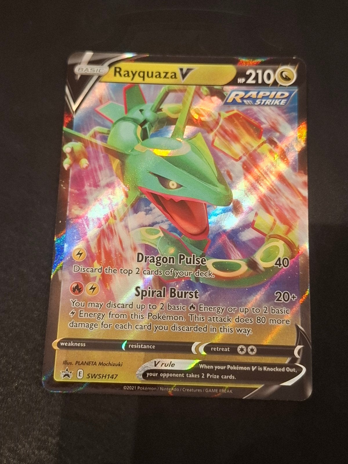 Carte Pokémon - Rayquaza V SWSH147 Promo (Rapid Strike) NM, Enlèvement ou Envoi