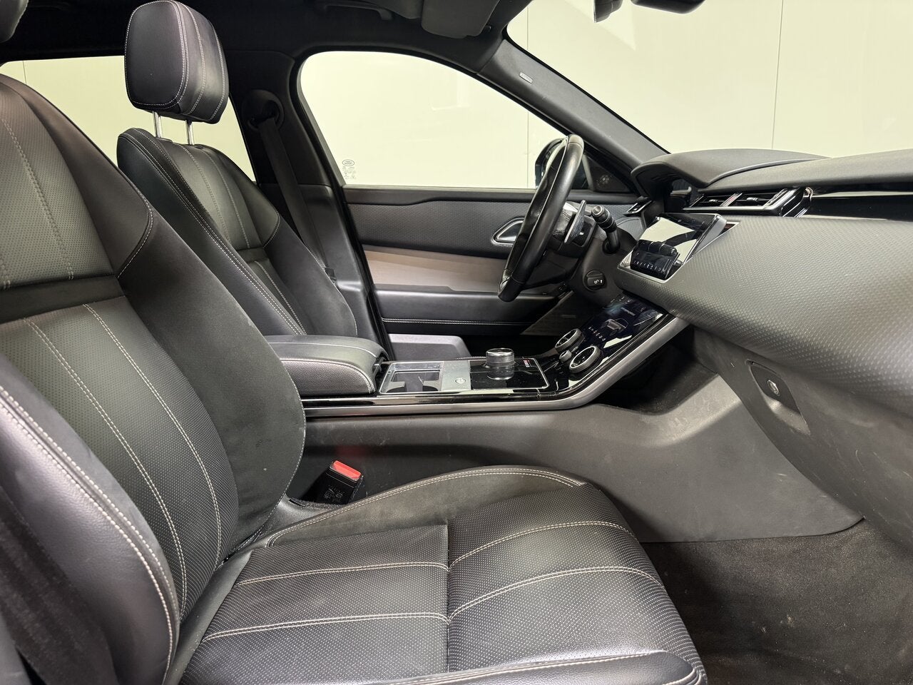 Land Rover Range Rover Velar 2.0d Autom. - R Dynamic - Pano, Auto's, Land Rover, 4 cilinders, https://public.car-pass.be/vhr/4fae0500-42c1-419d-9e32-616fa48bd43e