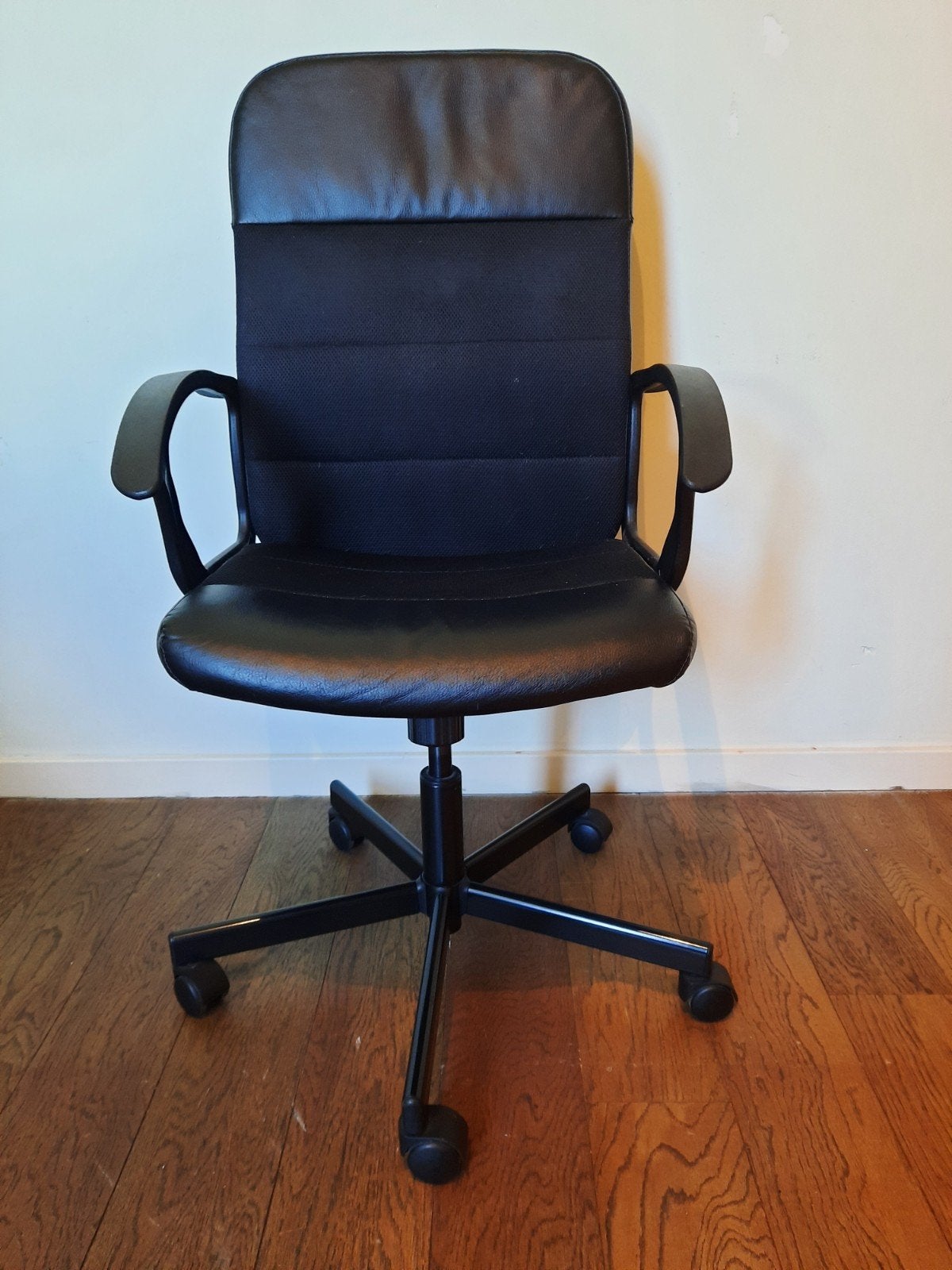ZWARTE BUREAU STOEL, Ophalen