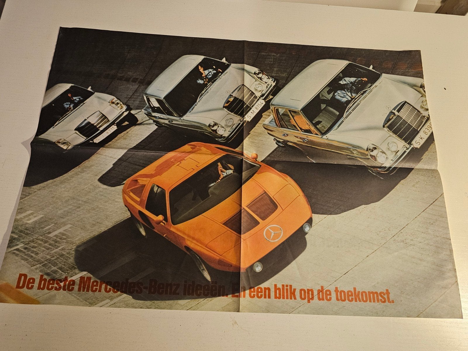 Mercedes-Benz poster toont negentien verschillende modellen, Ophalen of Verzenden