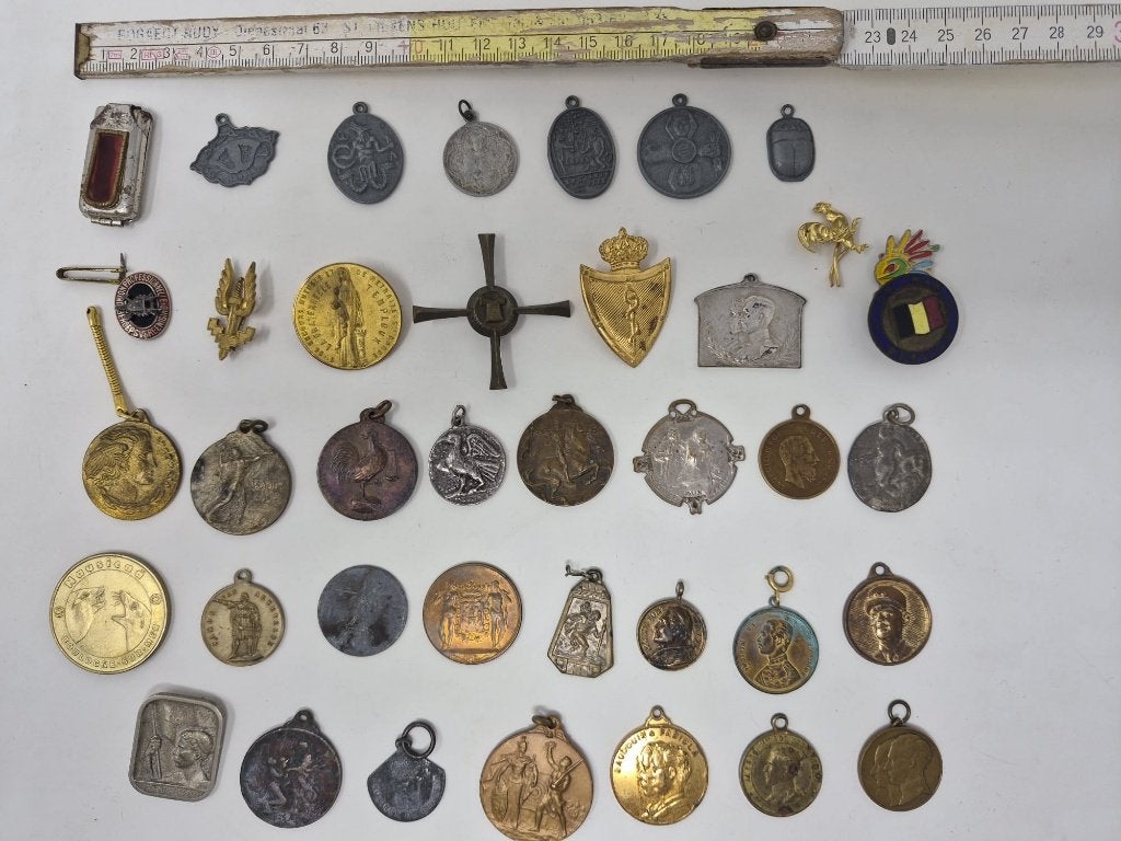 Grote gevarieerde verzameling medailles,penningen & insignes, Ophalen