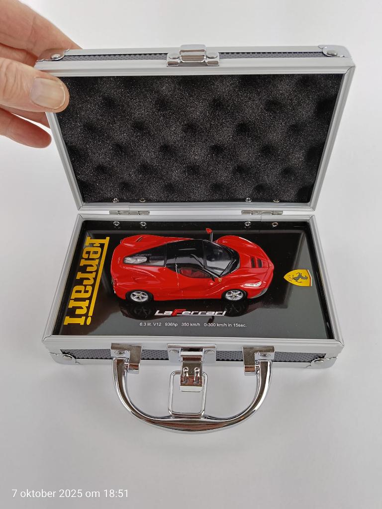 Ferrari – “La Ferrari” met Flightcase. 1/43, Ophalen of Verzenden, Nieuw, Overige merken