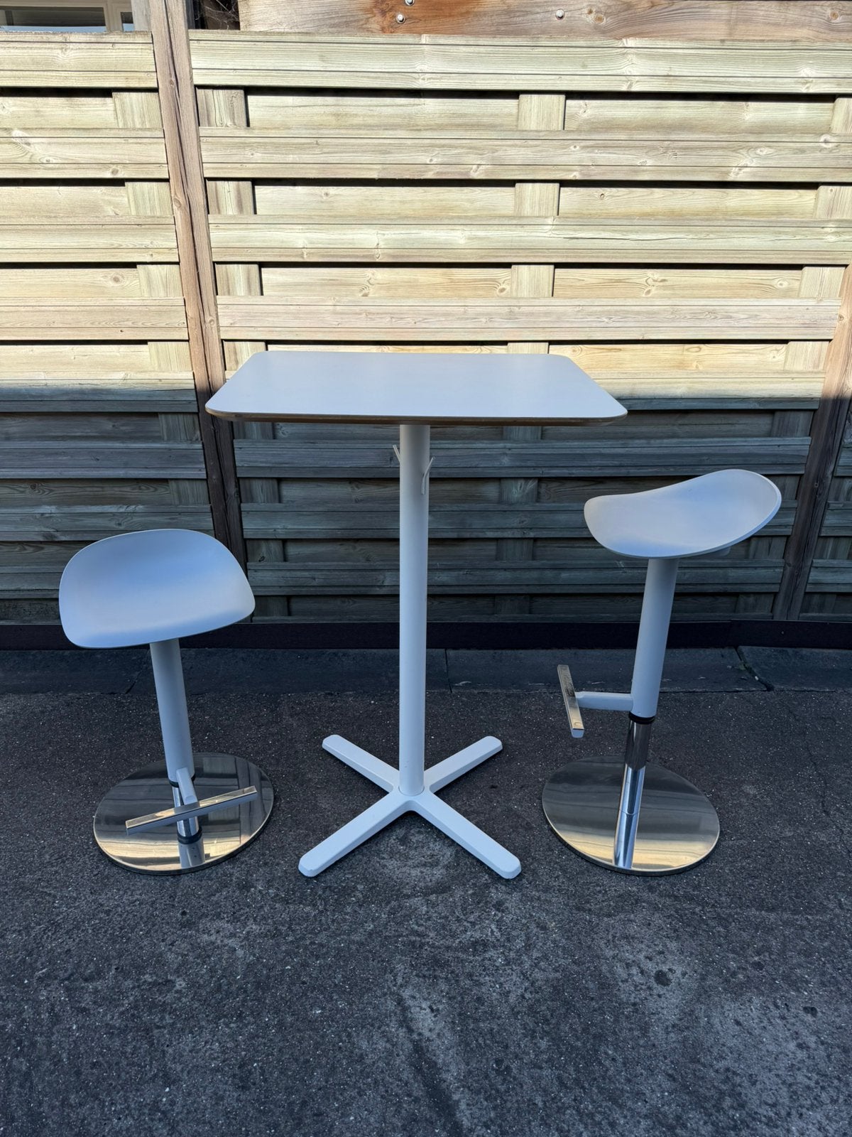 Hoge tafel met twee verstelbare barkrukken, Huis en Inrichting, Ophalen, Gebruikt