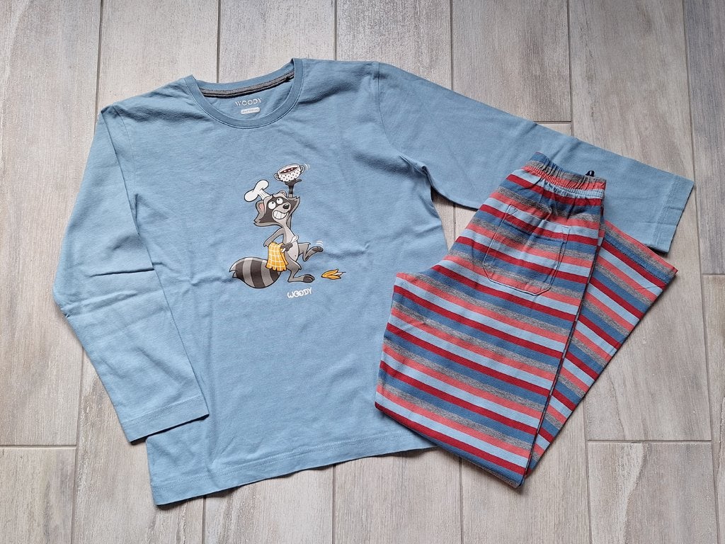★ M128 - Woody pyjama thema wasbeer, Kinderen en Baby's, Kinderkleding | Maat 128, Gebruikt, Jongen, Nacht- of Onderkleding, Ophalen of Verzenden