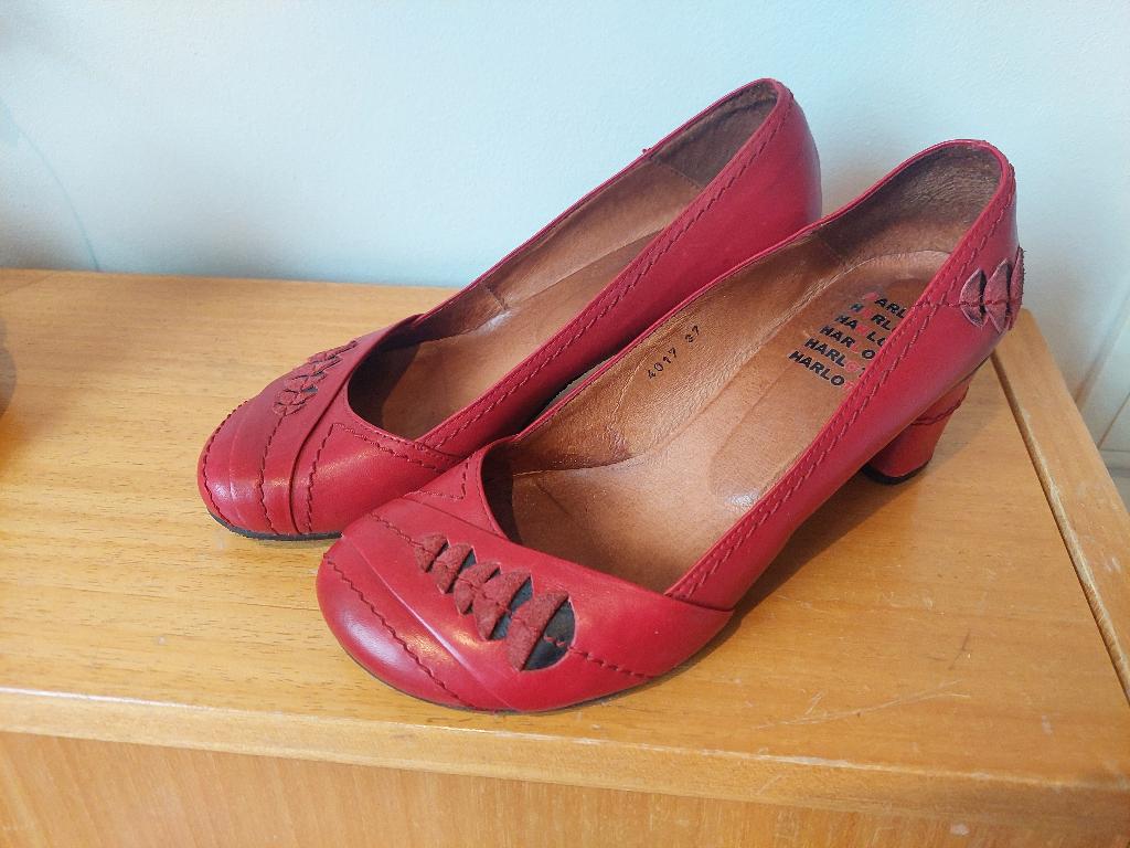 Prachtige rode vintage pumps van Harlot, maat 38, Kleding | Dames, Schoenen, Pumps, Ophalen of Verzenden, Zo goed als nieuw, Harlot