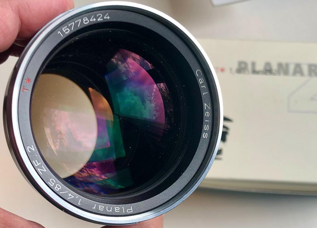 Zeiss 85mm F/1.4 Planar T* ZF2 (Nikon) mint in doos, Ophalen, Zo goed als nieuw, Telelens