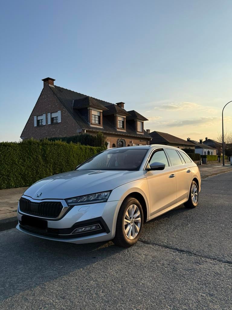 Skoda Octavia Automatique Hybride/Essence À VENDRE !!, Autos, Skoda, Argent ou Gris, Achat, Euro 6, Carnet d'entretien
