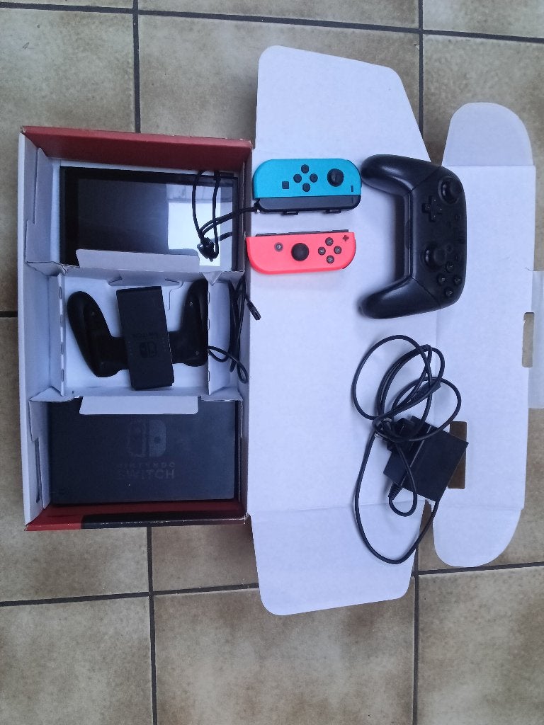 Nintendo switch v2 + Nintendo switch pro controller, Games en Spelcomputers, Ophalen of Verzenden, Zo goed als nieuw, Met 3 controllers of meer
