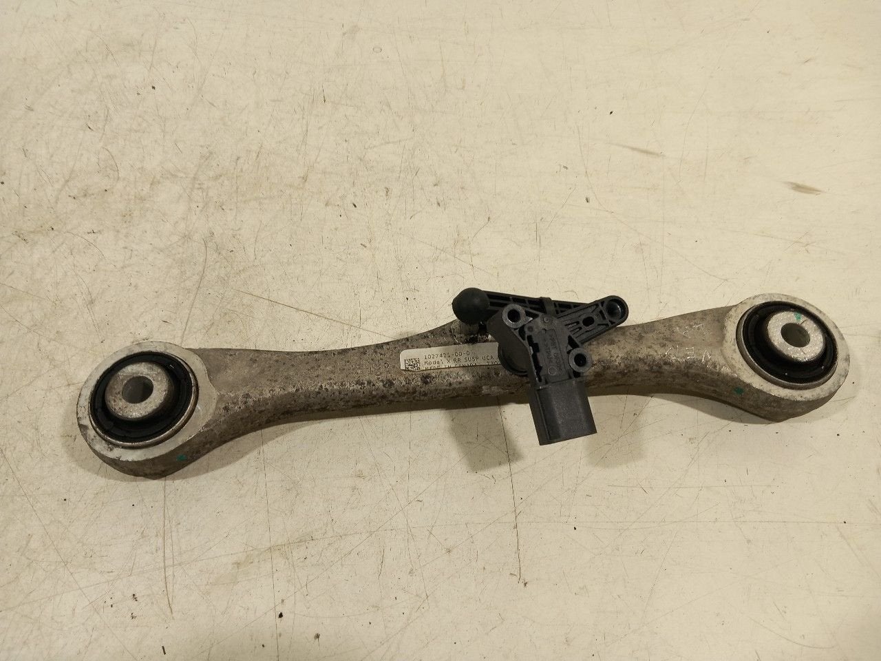 Draagarm links achter Tesla Model S, Onderdelen@venauto.nl, Van der Ven Autorecycling B.V., Gebruikt, Ettenseweg 76, 4706 PB Roosendaal, The Netherlands