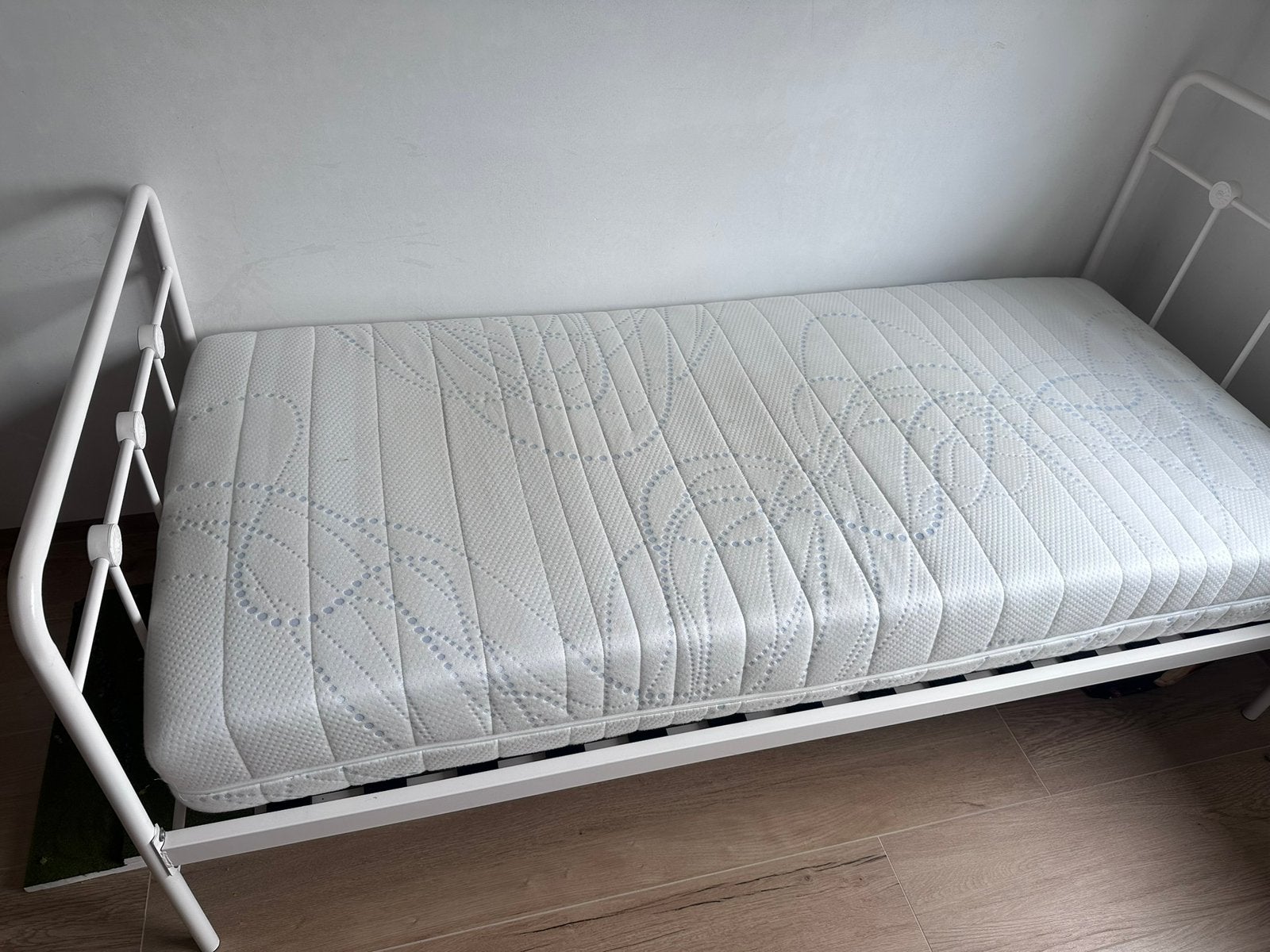 Eenpersoonsbed met matras, Ophalen, 100 cm, Eenpersoons, Wit