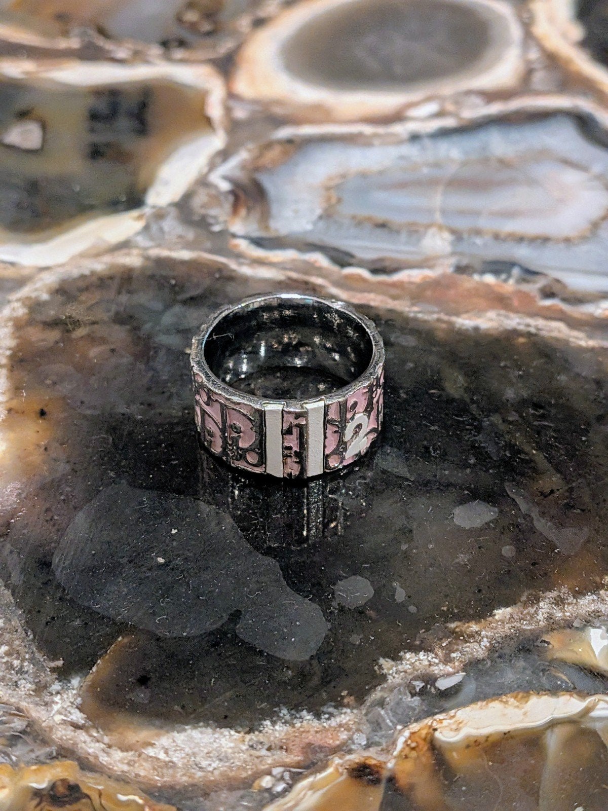 Bague Dior argentée et rose pâle taille 7 John Galliano, Bijoux, Sacs & Beauté, Bracelets à breloques, Argent