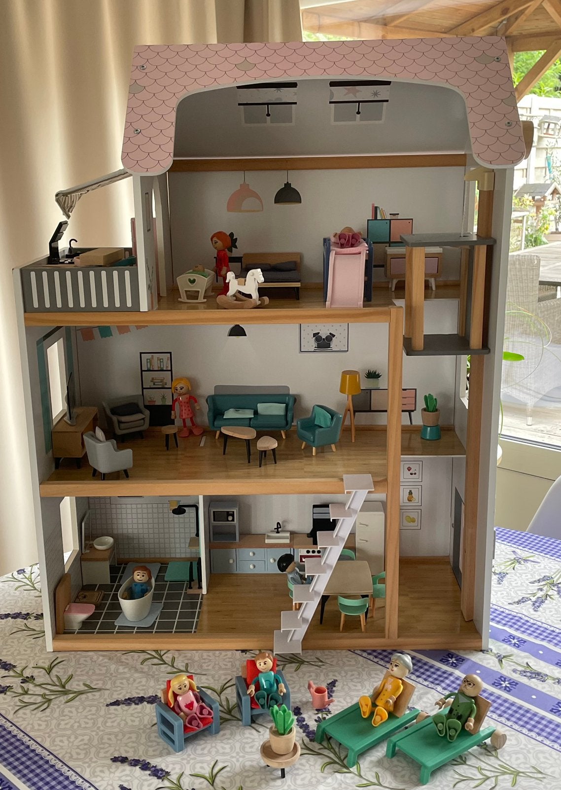 Houten poppenhuis met toebehoren, Kinderen en Baby's, Speelgoed | Poppenhuizen, Ophalen, Poppenhuis