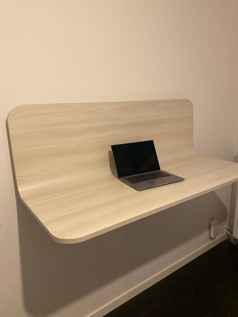 Zwevend bureau; hout, Huis en Inrichting, Bureaus, Ophalen, Zo goed als nieuw