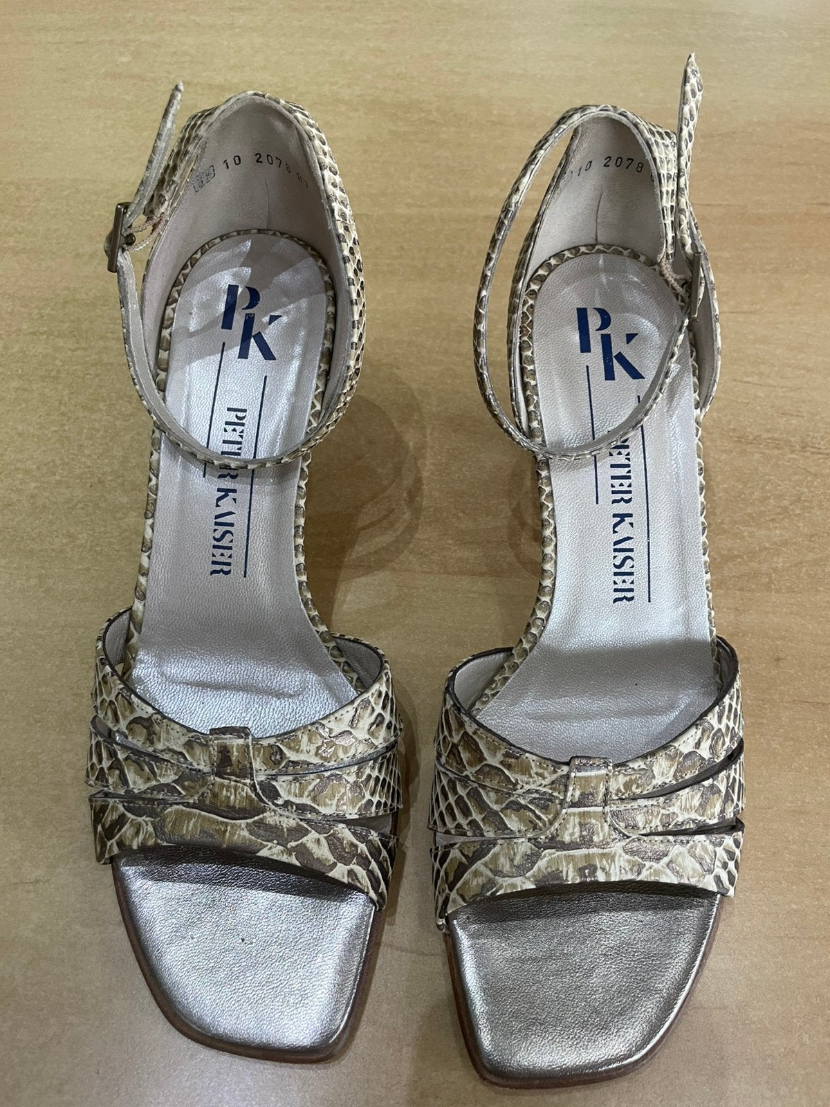 Damesschoen met hakje in leder - maat 39, Kleding | Dames, Schoenen, Ophalen of Verzenden, Zo goed als nieuw