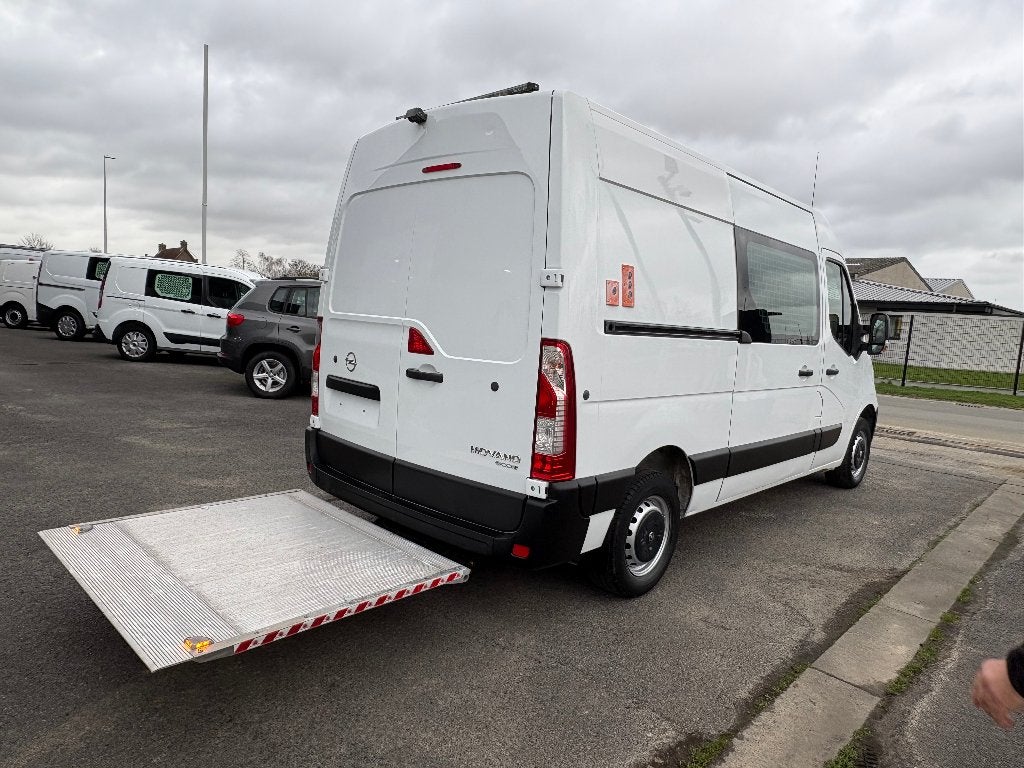 Opel Movano L2H2 met laadbrug 1ste eig ohboek airco camera, Voorwielaandrijving, Dealer onderhouden, Stof, 4 cilinders