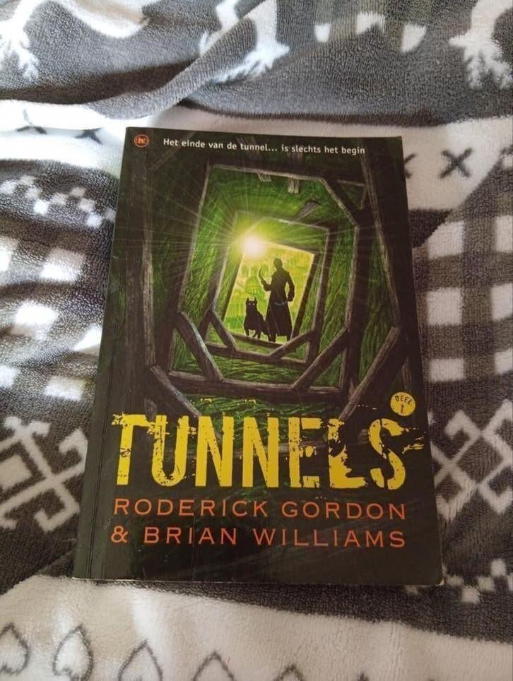 Tunnels deel 1, Ophalen, Roderick Gordon; Brian Williams